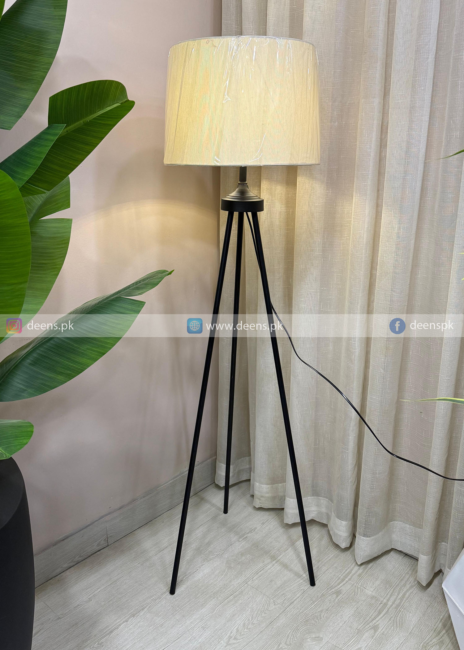 Standing Tripod Lamp Black SL1001